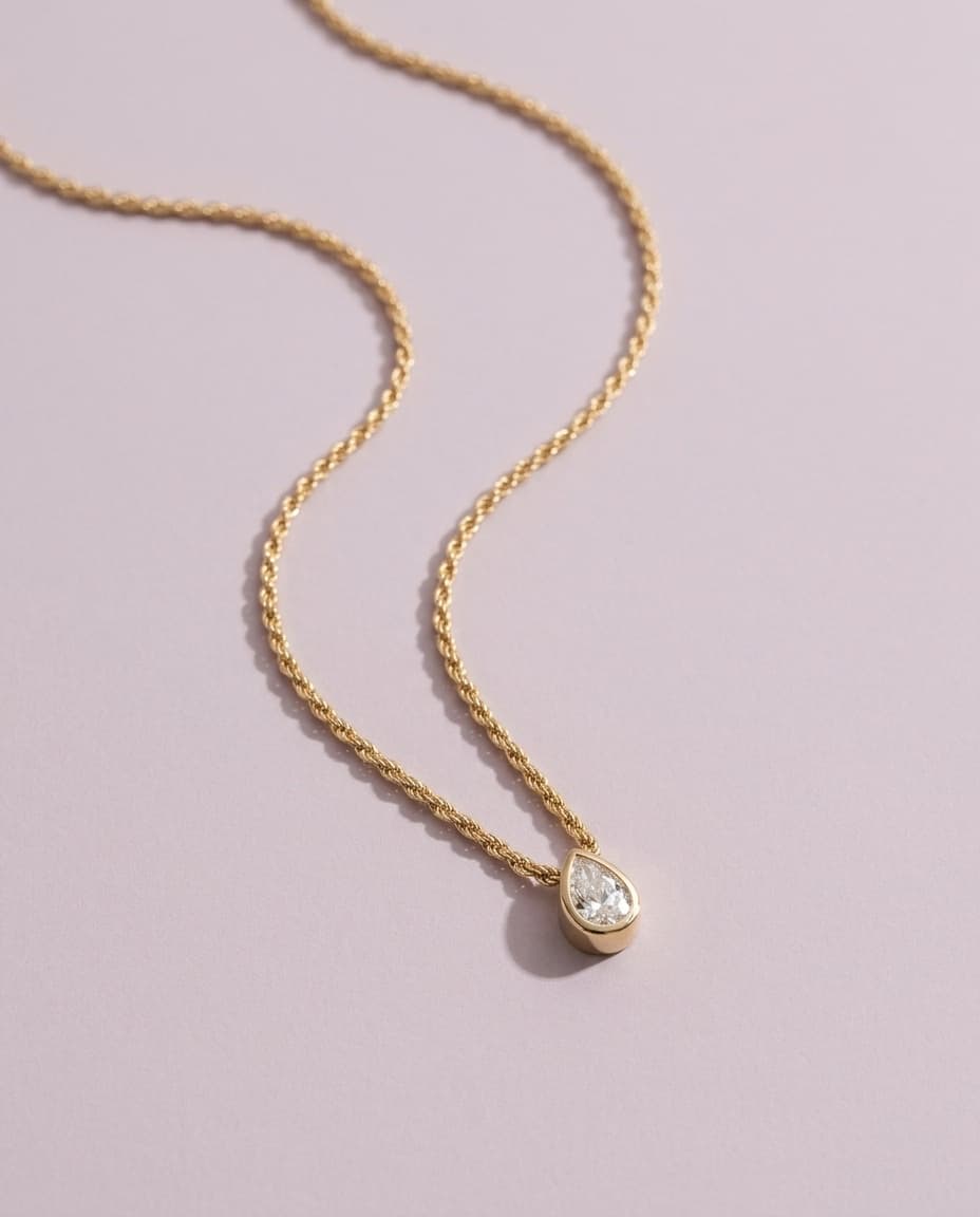 Photo produit : gros plan sur le pendentif taille poire