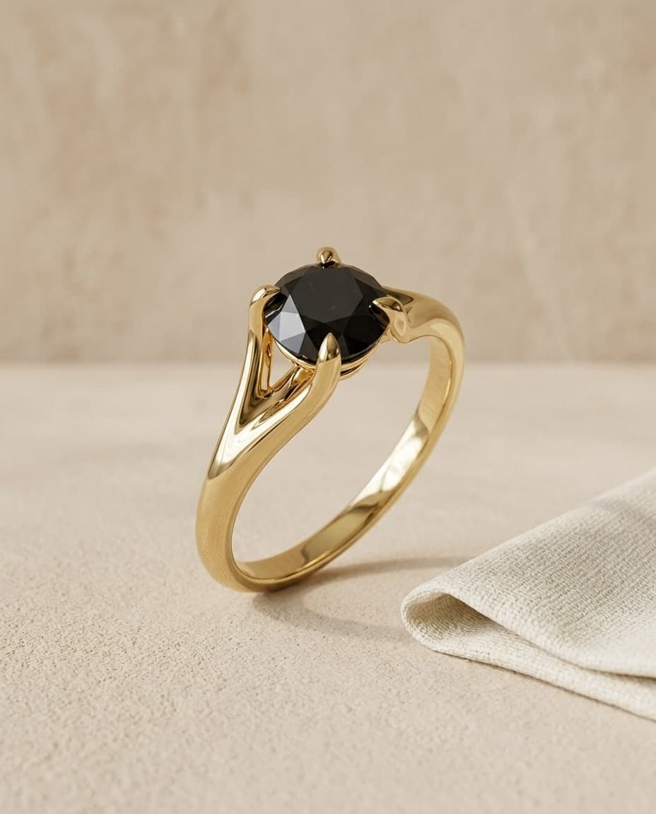 La bague sur un rebord en plâtre, à côté d’un linge plié